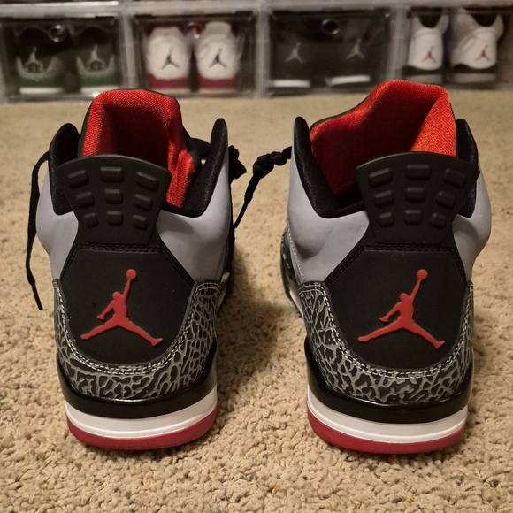 Stylish Gray and Red Sneakers - Picture 4 of 4